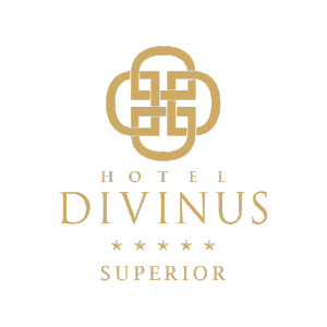 Hotel Divinus logó – ötcsillagos superior wellness- és konferenciaszálloda Debrecenben.