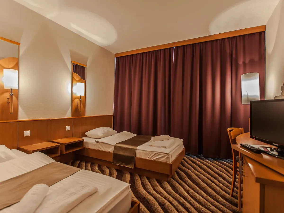 Crowne Plaza Budapest modern lobby smaragdzöld és narancssárga bútorokkal és természetes fénnyel