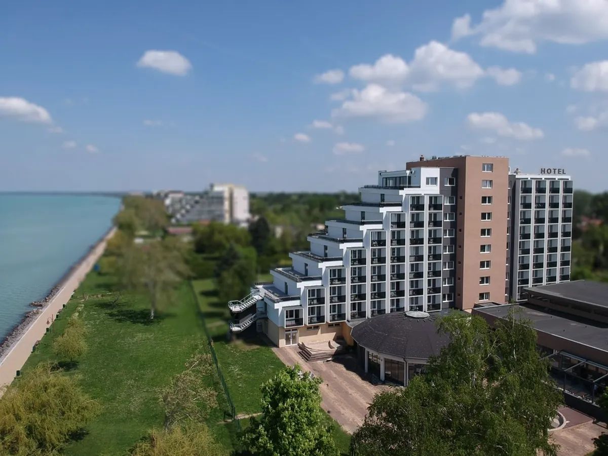 Lotus Therme Hotel & Spa Hévíz légifelvétel 17 hektáros parkkal és kültéri medencével