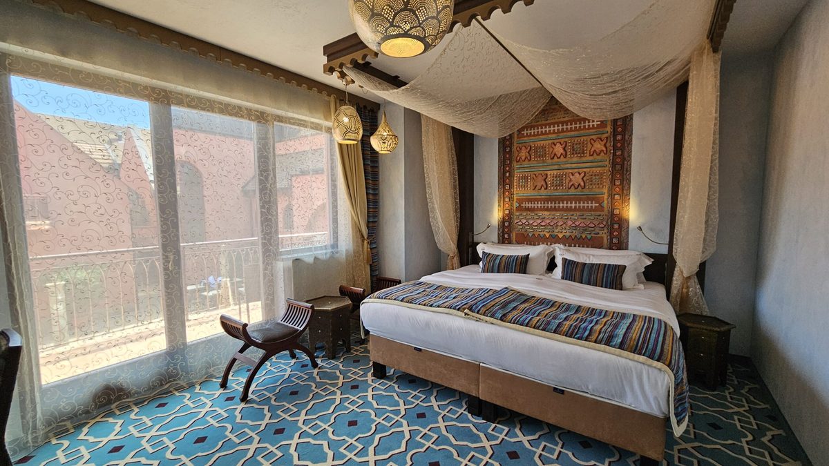 A Mesés Shiraz Hotel egyik marokkói tematikájú szobája baldachinos ággyal, autentikus keleti textíliákkal és színes mozaik padlóval. Az arab világ misztikus hangulata, modern komfort és erkélyes elhelyezés Egerszalókon.