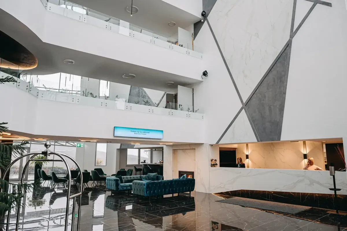 Hotel Ózon Mátraháza modern lobby galériával márványburkolattal és design bútorokkal