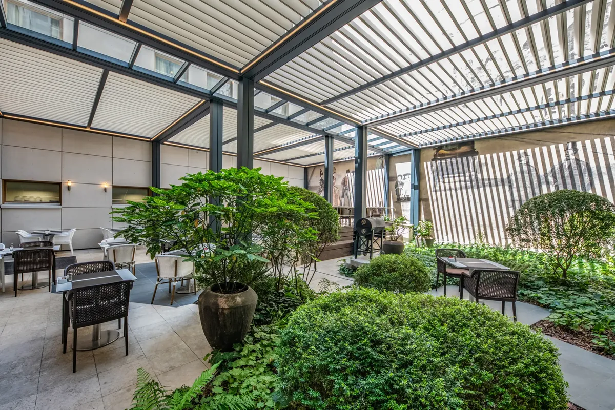 Continental Hotel Budapest Araz Restaurant fedett terasz belső kerttel, zöld növényekkel, modern lamellás napvédővel