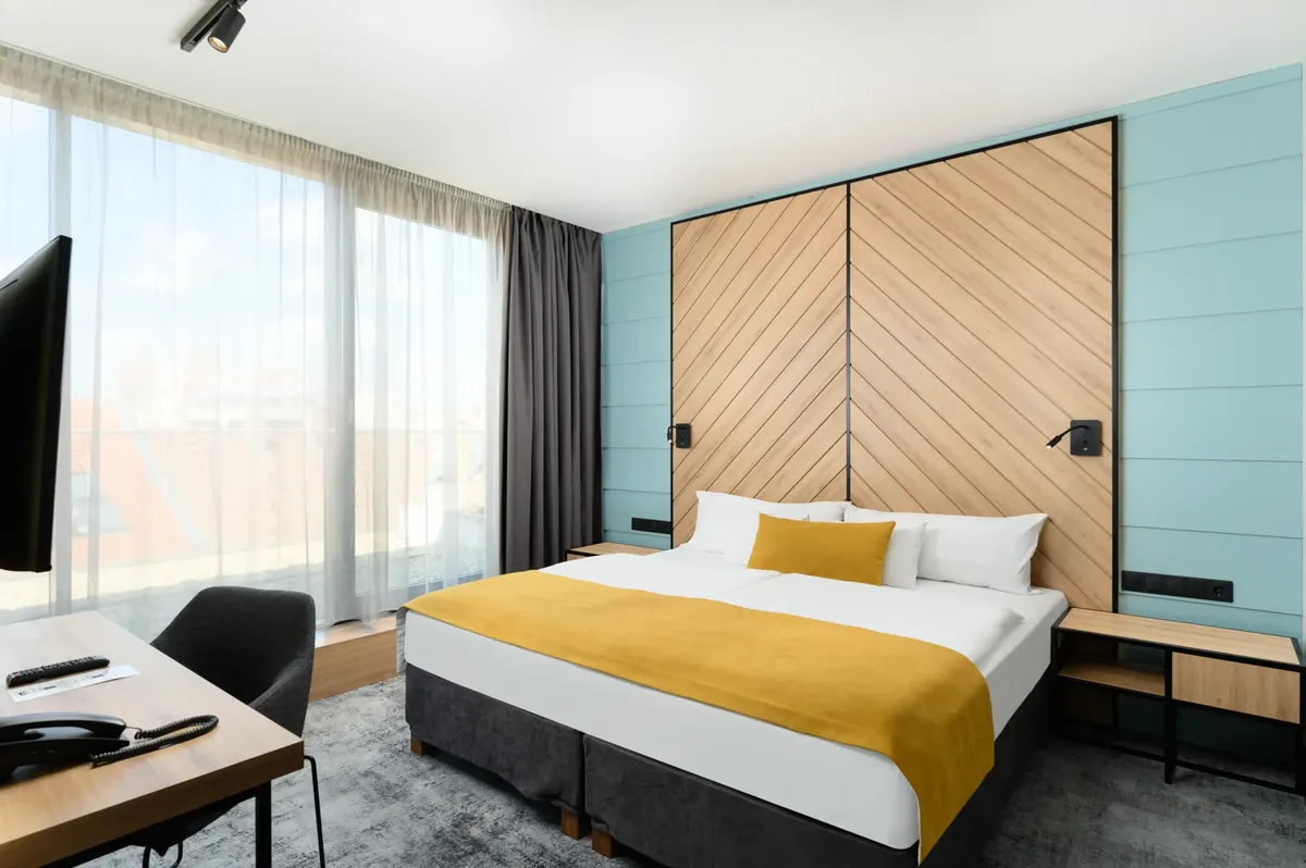 Art Hotel Szeged executive szoba modern design, sárga ágytakaró, kék fallal