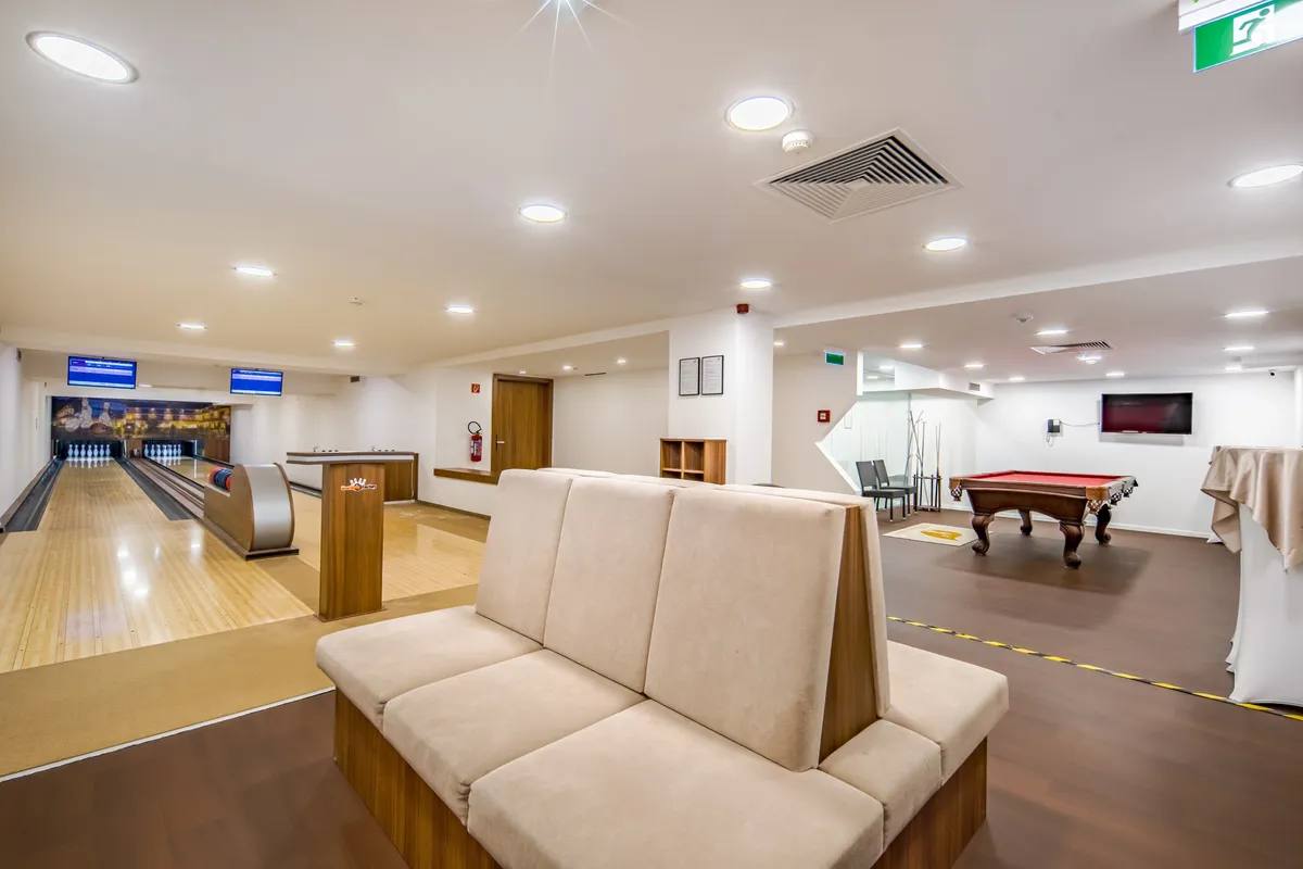 Castellum Hotel Hollókő szabadidős játékterem bowlingpályával, biliárddal és szórakozási lehetőségekkel