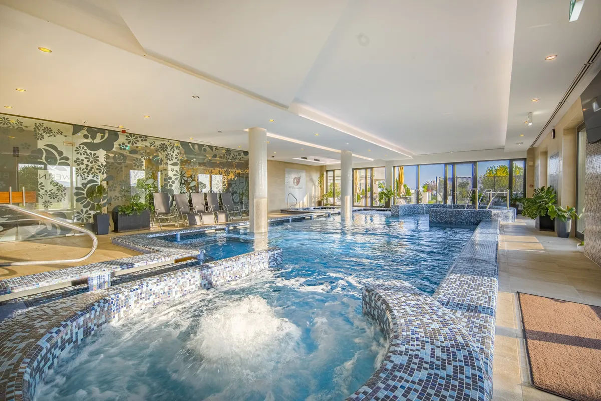 Castellum Hotel Hollókő wellness részleg élménymedencével, jacuzzival és relaxációs terasszal