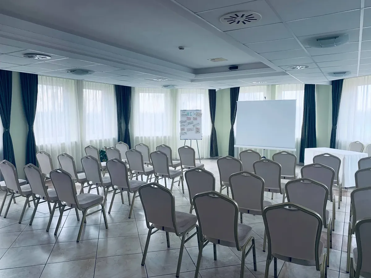 Granada Hotel Harmónia konferenciaterem csoportos ültetéssel, vetítővászon, természetes fény, 75 fő