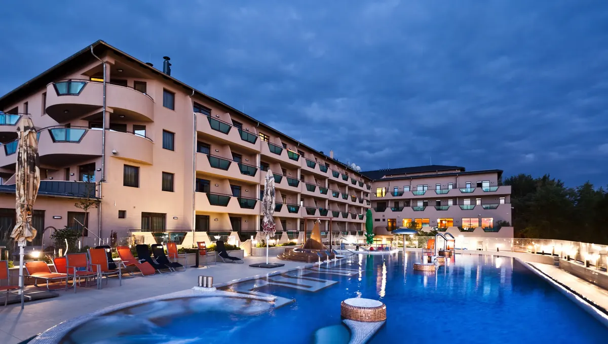 Hotel Wellamarin Zamárdi épülete kültéri medencével és wellness résszel esti fényekben