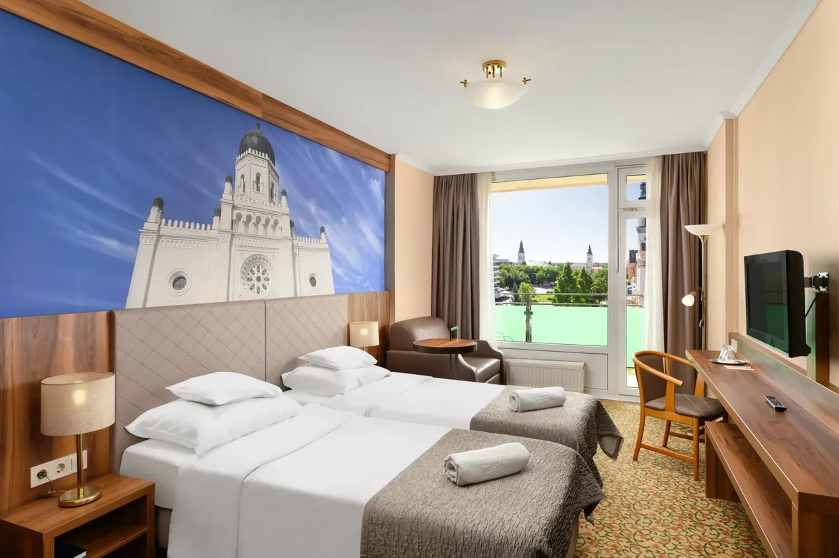Aranyhomok Hotel erkélyes szoba főtér kilátással Kecskemét központ