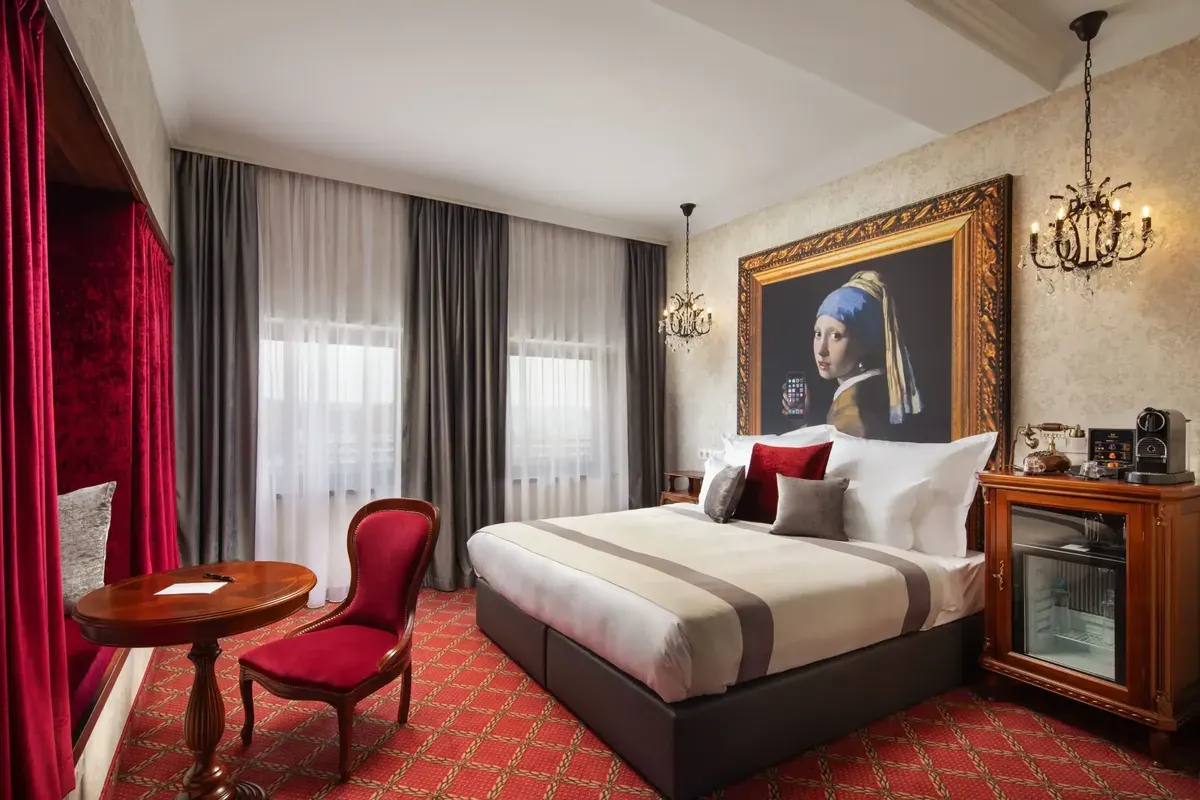 Mystery Hotel Budapest Deluxe King szoba, butique hotel elegáns design, műalkotás, kristálycsillár, luxus szállás