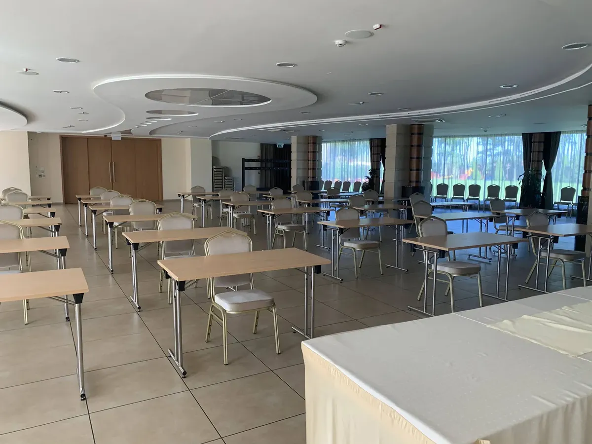 Granada Hotel Panoráma terem iskolapadós konferencia elrendezés 230 főre, beépített vetítővászon
