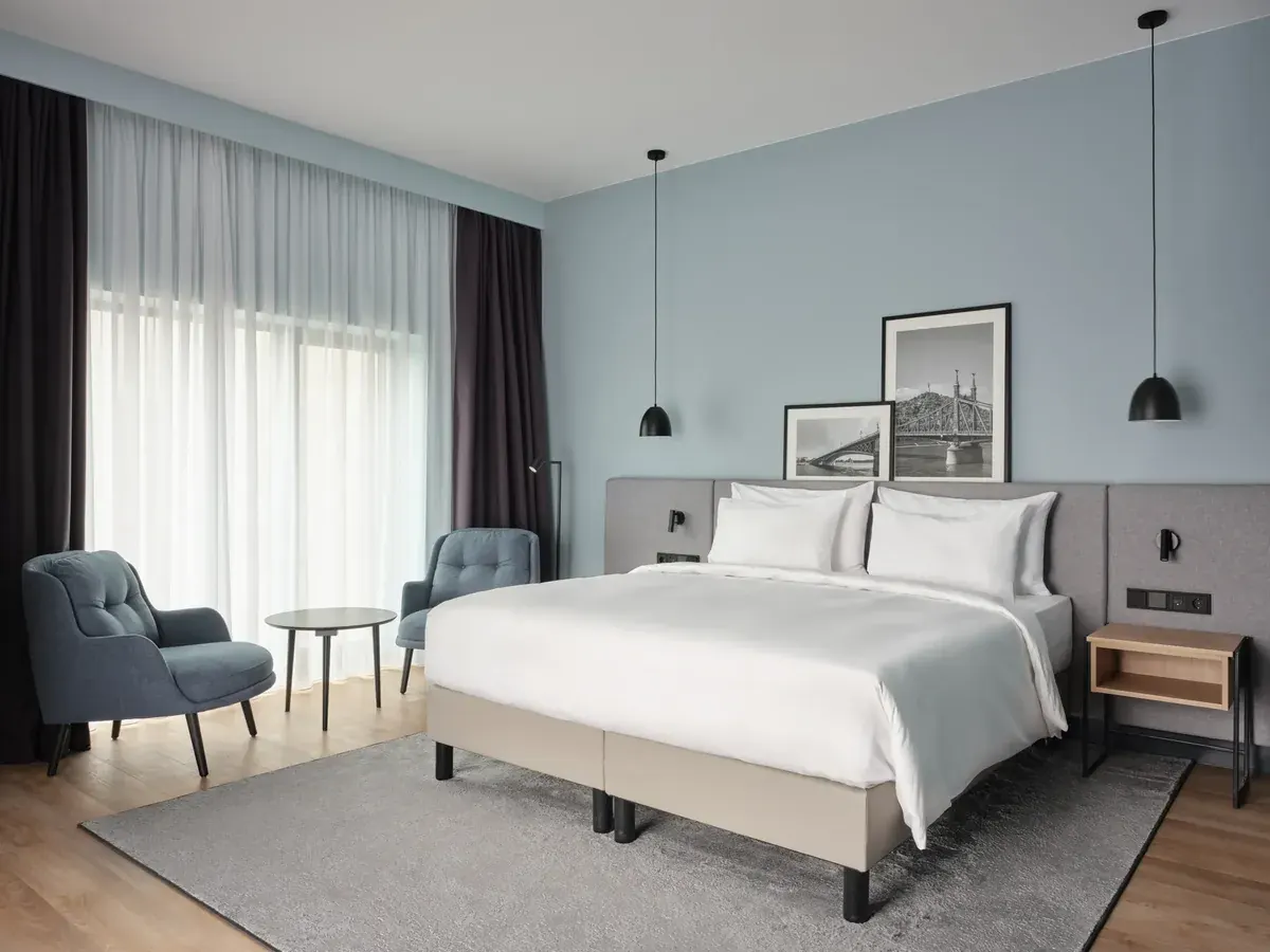 Radisson Hotel Budapest BudaPart superior szoba letisztult dizájnnal és budapesti hídképekkel