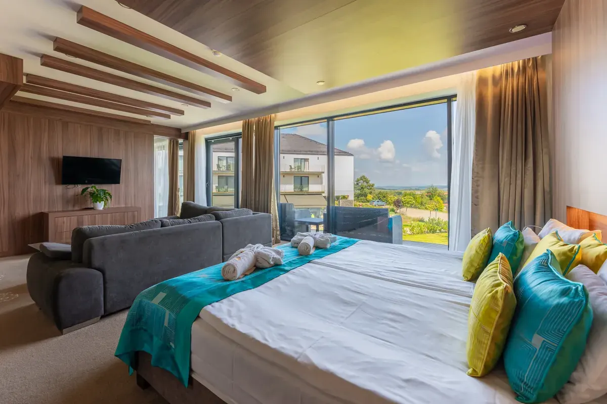 Castellum Hotel Hollókő superior szoba panorámás terasszal és kilátással a Cserhátra
