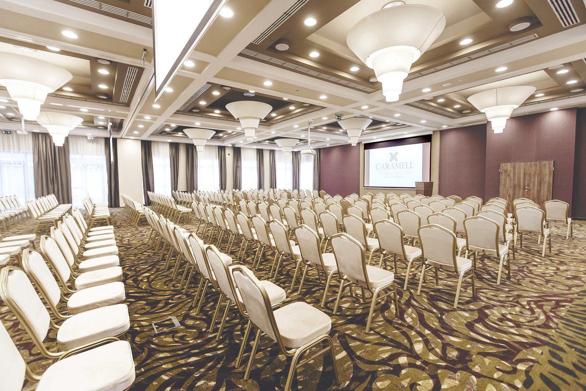 Caramell Resort Santal bálterem, 500 fő, színházi széksoros, projektor, konferencia, modern design