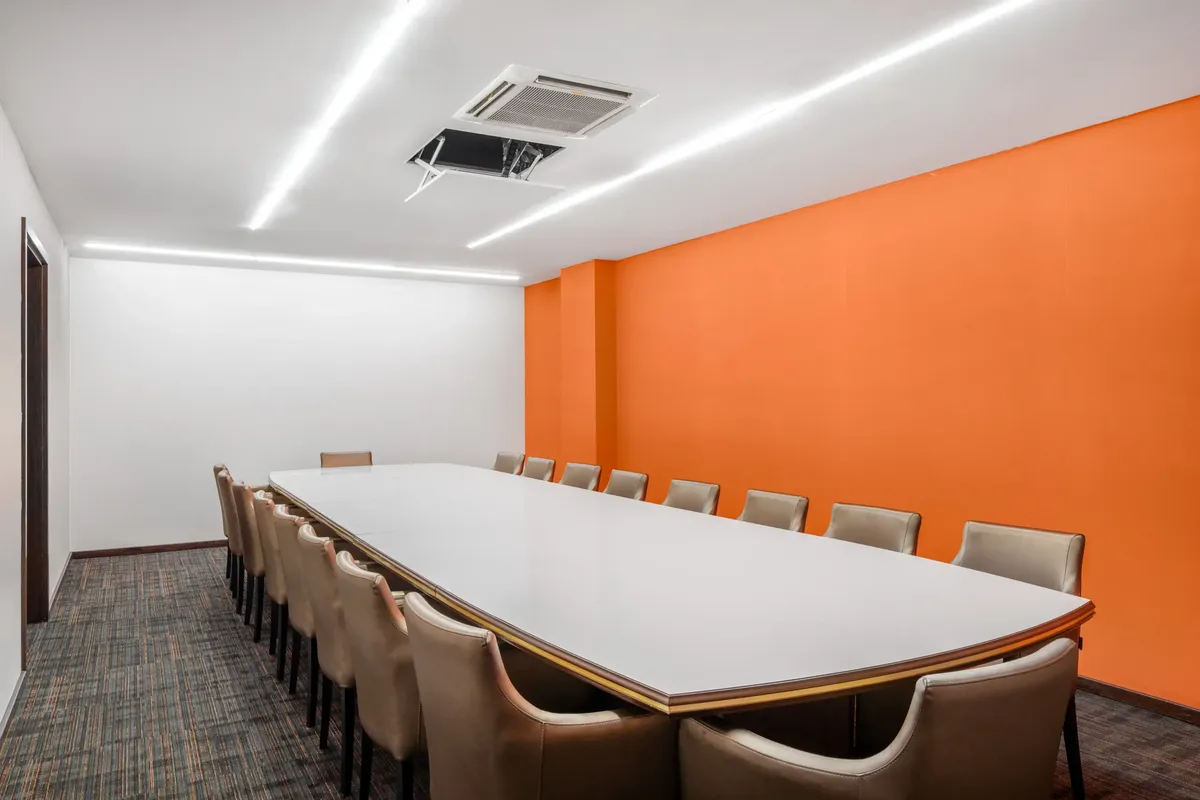 Somogyi meeting terem Art Hotel Szeged, 20 fős tárgyalóterem, narancs hangsúlyfal, elegáns design