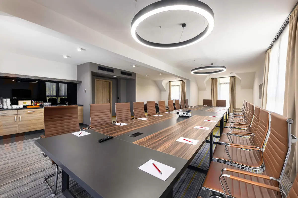 AVAR Hotel Mátrafüred VIP tárgyaló elegáns körasztalos elrendezéssel és modern dizájnnal