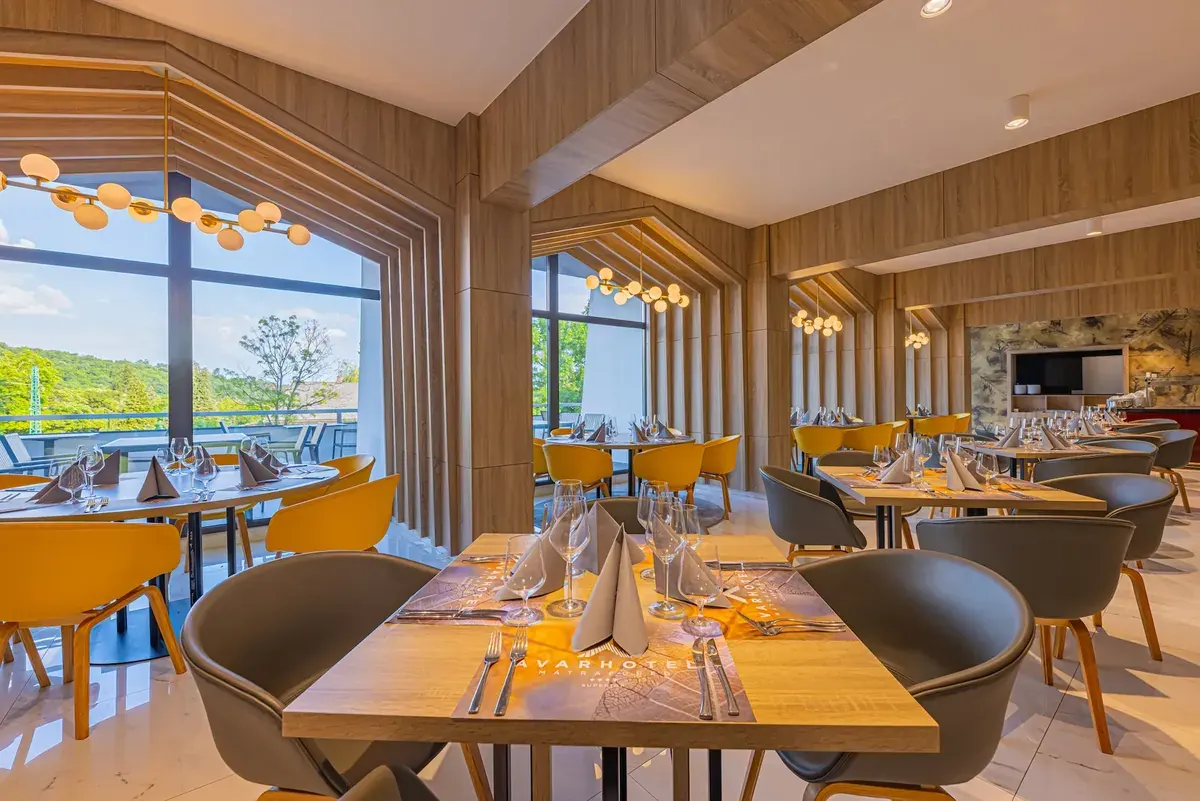 AVAR Hotel Mátrafüred étterem panorámás kilátással a Mátrára elegáns modern berendezéssel