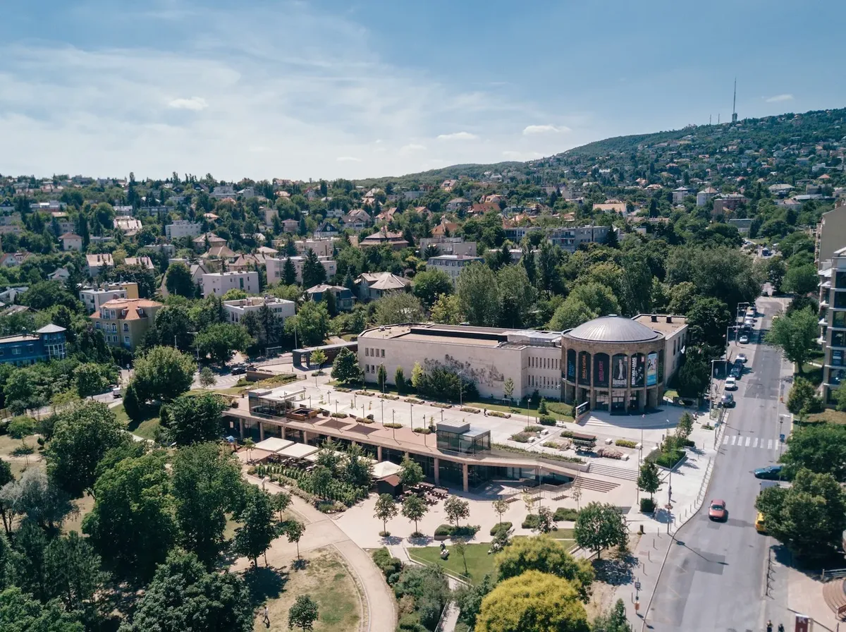 Légi felvétel a Larus Event & Catering Budapestről, ahol a modern épület teraszával látható a Gesztenyés-kert szomszédságában budai zöldövezetben