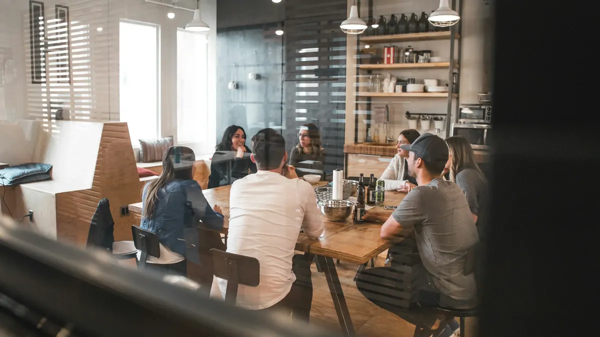 Coworking iroda az üveg mögött