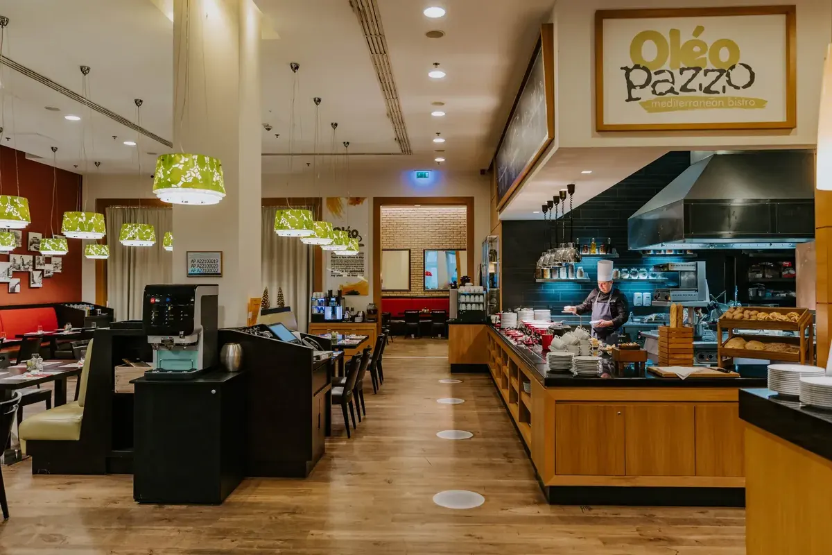 Courtyard Marriott Budapest Oléo Pazzo étterem live cooking station büfé reggelivel