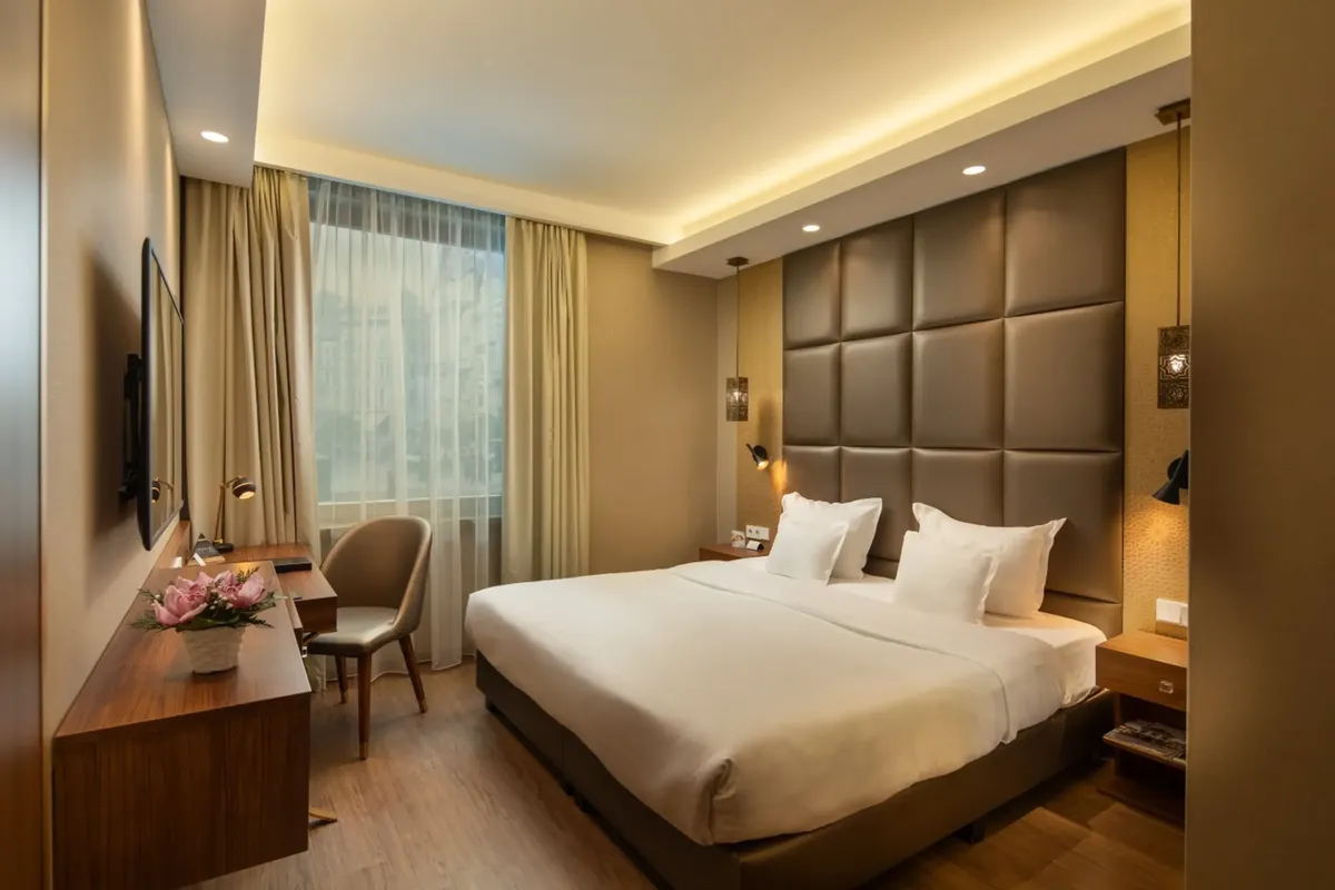 Continental Hotel Budapest standard szoba king size ágy parkettás padló modern felszereltség ingyenes WiFi