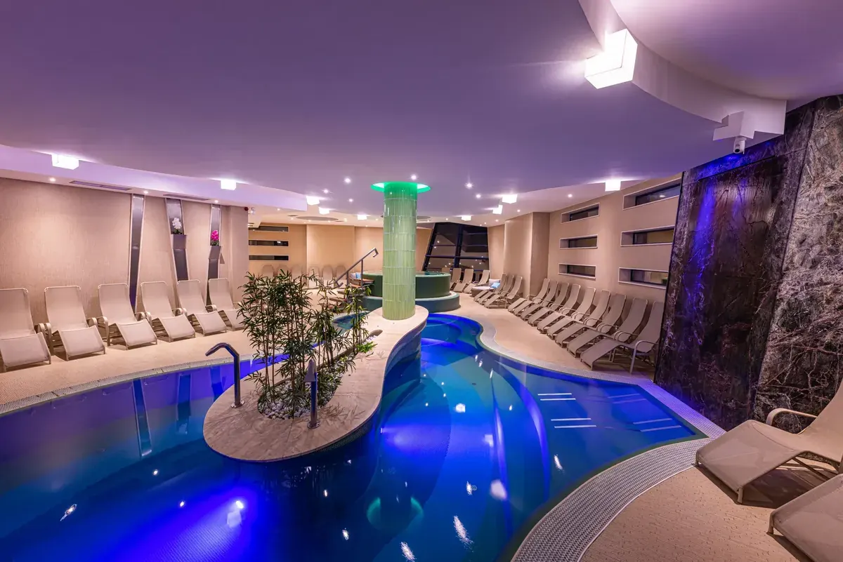 VITAL HOTEL NAUTIS kétszintes Wellnesscentrum élménymedencével zöld vízoszloppal és LED világítással