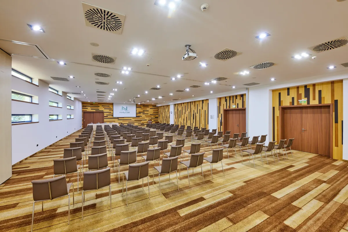 VITAL HOTEL NAUTIS Nautis terem 250 fő széksorosan barnás-arany szőnyeggel és fa falburkolattal