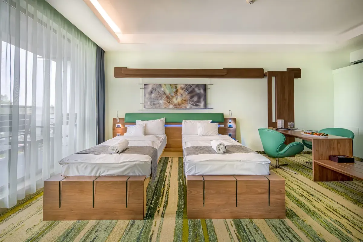 VITAL HOTEL NAUTIS modern szoba két ággyal zöld textilekkel és fa bútorokkal Velencei-tónál