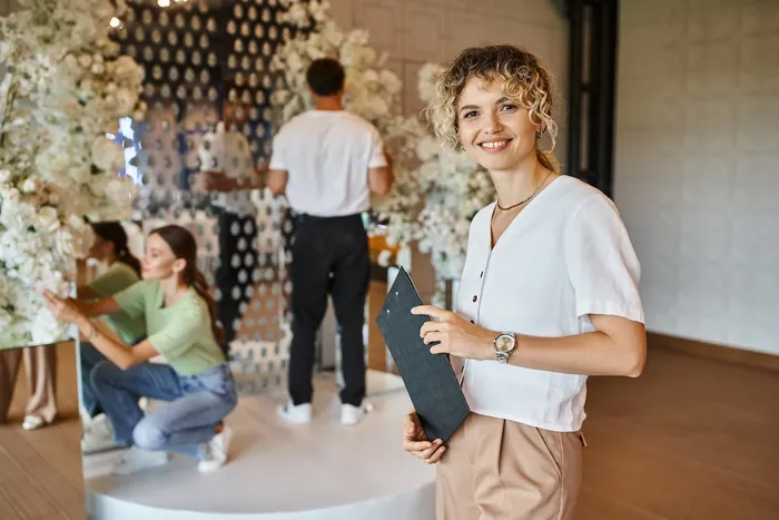 Napi koordináció és problémamegoldás, staff, hostessek, műsorvezető, motivációs előadó